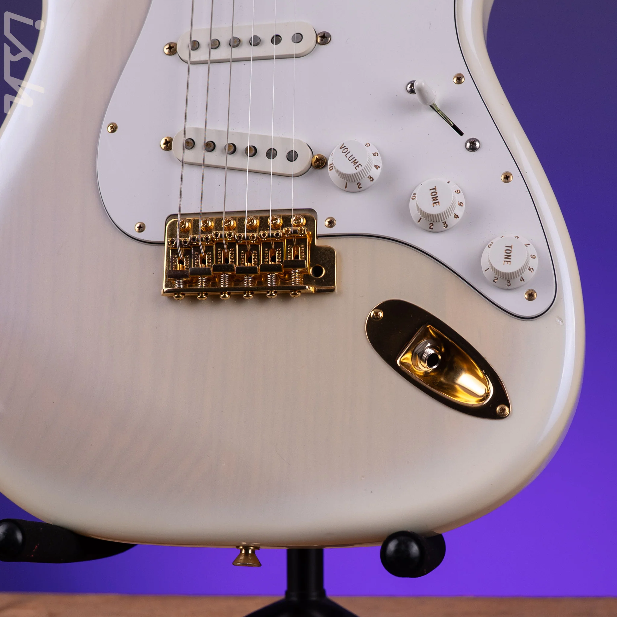 2004 Fender '57 Reissue Stratocaster ST80-SPL White Burst - Image 5