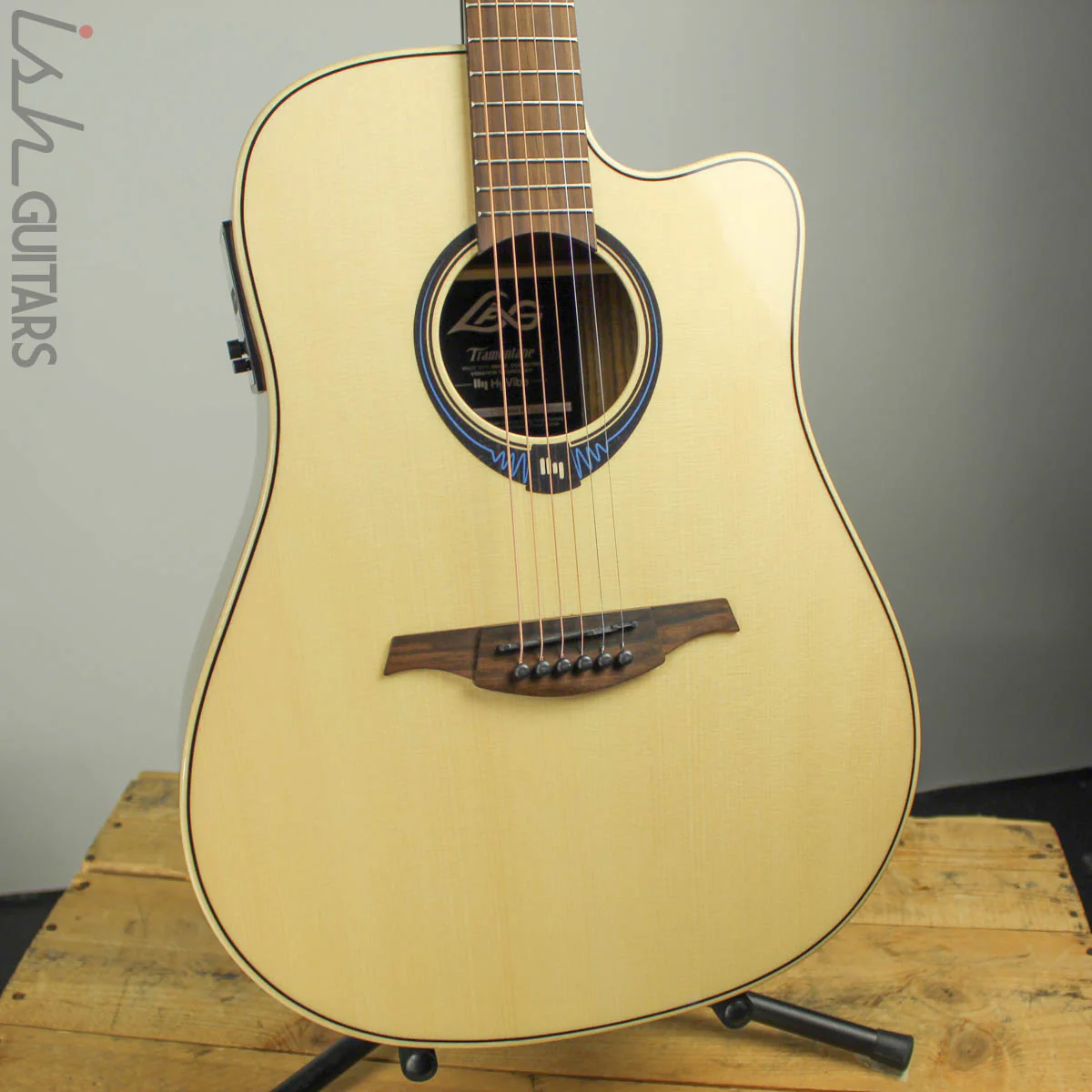 LAG THV20DCE Dreadnaught Cutaway HyVibe